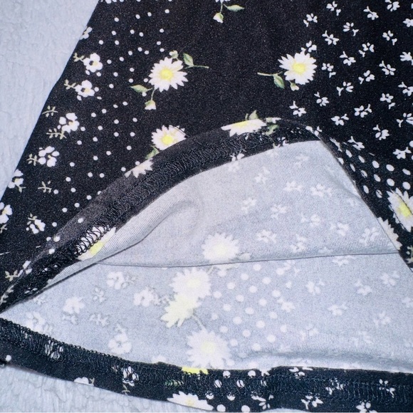 Daisies bell bottom pants - Picture 6 of 10